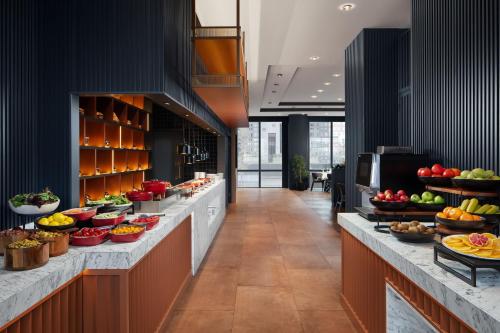 ein Buffet mit Obst und Gemüse. in der Unterkunft Delta Hotels by Marriott Istanbul Vadi in Istanbul