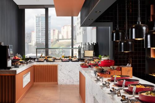 ein Restaurant mit Buffet mit viel Essen in der Unterkunft Delta Hotels by Marriott Istanbul Vadi in Istanbul