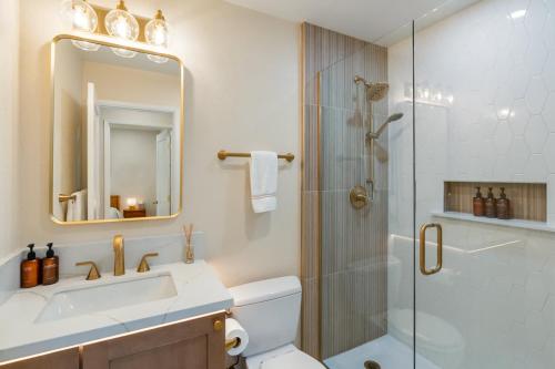 Ένα μπάνιο στο Urban Oasis - Just Remodeled
