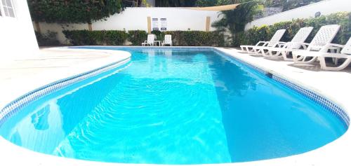 Bazén v ubytování Costambar Beachside Serviced Apartment with Pool no1 nebo v jeho okolí