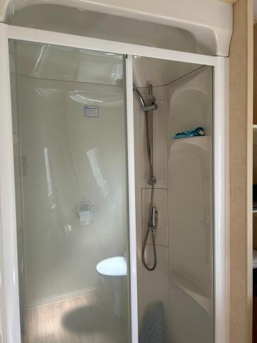 Bilik mandi di Six berth Holiday home