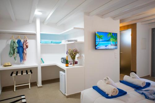een kamer met 2 bedden en een bureau bij Villa Leda Mykonos in Mykonos-stad