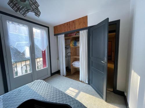 - une chambre avec un lit, une porte et une fenêtre dans l'établissement B9 villa MASSIAS, à La Bourboule