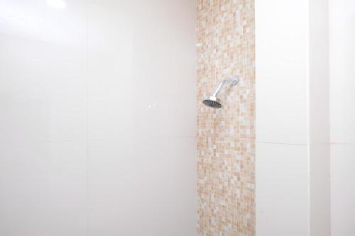 Ένα μπάνιο στο Urbanview Hotel Grand Surya Yogyakarta