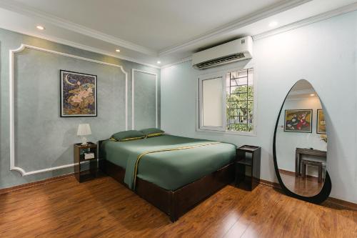 Postel nebo postele na pokoji v ubytování Drumie Home, 50m to Hoan Kiem lake - by Antique