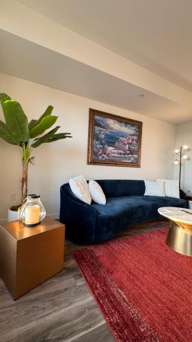 a living room with a blue couch and a red rug at Wallace Luxurious in Los Angeles