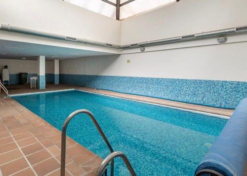 una gran piscina en un gran edificio en Mi Casita en la Sierra, en Sierra Nevada