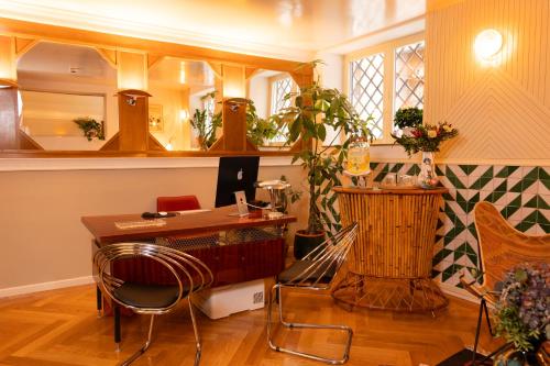 a room with a desk and chairs and a mirror at Hotel du Temps Madrid in Madrid