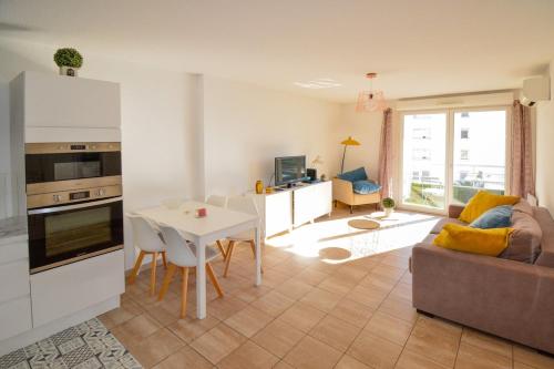 un salon avec un canapé et une table dans l'établissement Port Marianne avec terrasse et parking gratuit, à Montpellier