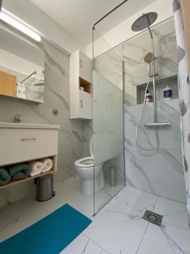 Ένα μπάνιο στο Ev Zin:Cozy, Newly rennovated, Studio, Swimming Pool B102