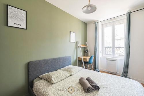 une chambre avec un lit avec deux serviettes dessus dans l'établissement 3 Chambres quartier cathedrale, à Reims