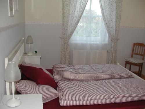 a bedroom with two beds and a window at Reiterbauernhof Schönlehenhof in Mank