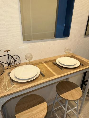 un comptoir avec deux plaques blanches et deux tabourets dans l'établissement # Le 12 # Joli F2 neuf, centre, à Mulhouse