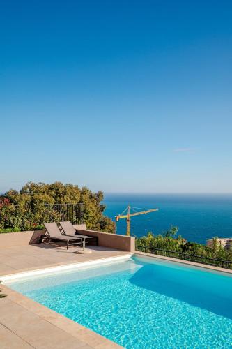 une piscine avec vue sur l'océan dans l'établissement Luxury Sea-View Suite over Monaco, à Beausoleil