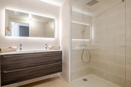 une salle de bain avec une douche, un lavabo et un miroir dans l'établissement Luxury Sea-View Suite over Monaco, à Beausoleil