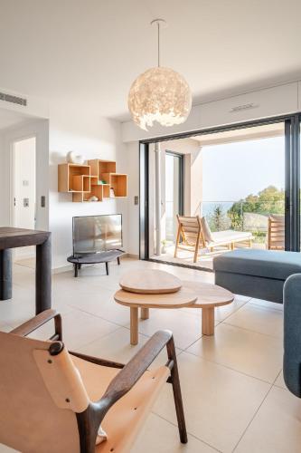un salon avec un canapé et une table dans l'établissement Luxury Sea-View Suite over Monaco, à Beausoleil