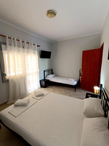 Кровать или кровати в номере Studio Eleni