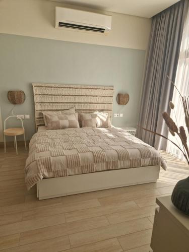 a bedroom with a large bed in a room at Beach Villa mit Privatpool, Dachterrasse in Ma‘mūrah