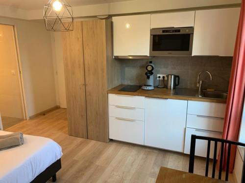 Kuchyň nebo kuchyňský kout v ubytování Cosy Corbeil Studio RerD 700m N7