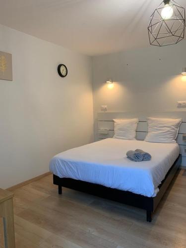 Postel nebo postele na pokoji v ubytování Cosy Corbeil Studio RerD 700m N7