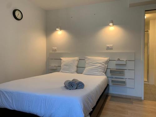 Postel nebo postele na pokoji v ubytování Cosy Corbeil Studio RerD 700m N7