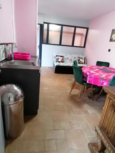 a room with a kitchen and a table and a bed at Gite 5 pers proche de Wimereux Boulogne Sur Mer in Belle-et-Houllefort