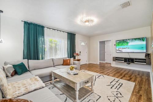 una sala de estar con un sofá y una mesa en Tropical Retreat with Heated Pool & Firepit, en Clearwater