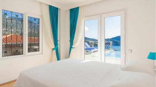 Postel nebo postele na pokoji v ubytování Kalkan 6 Bedroom Villa - 1038
