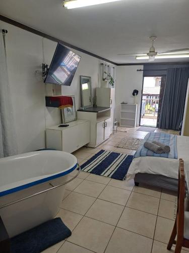 Кровать или кровати в номере Santini Lace Self Catering Unit