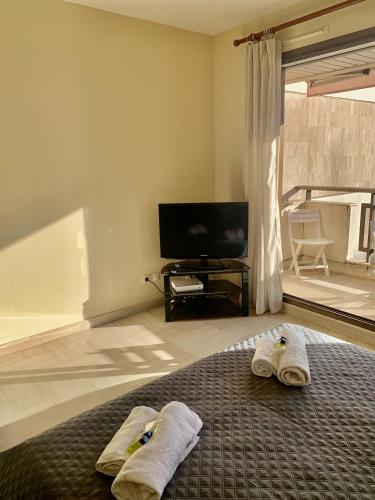 - 2 serviettes sur un lit dans une chambre avec télévision dans l'établissement Gray d'Albion POL519 studio, à Cannes