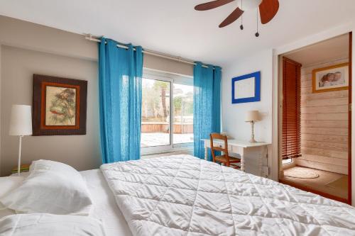 une chambre avec un grand lit et une fenêtre dans l'établissement 400m de la plage - Maison pour 8 avec piscine, à Les Sables-dʼOlonne