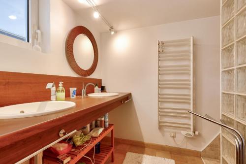 une salle de bain avec un lavabo et un miroir dans l'établissement 400m de la plage - Maison pour 8 avec piscine, à Les Sables-dʼOlonne
