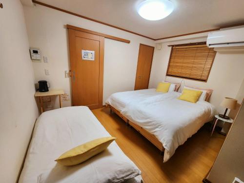 Postel nebo postele na pokoji v ubytování Takaraboshi room 201 Sannomiya 10 min