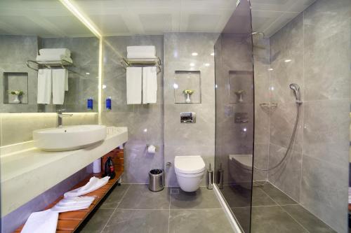 Hotel Bulvar Palasにあるバスルーム