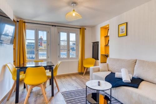 un salon avec un canapé et une table dans l'établissement Esmée votre appartement rénové en hyper-centre, à Rouen