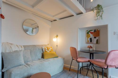 un salon avec un canapé et une table dans l'établissement Le Péri - Douillet appartement en Hypercentre, à Toulouse