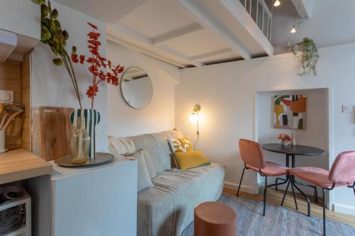 un salon avec un canapé et une table dans l'établissement Le Péri - Douillet appartement en Hypercentre, à Toulouse