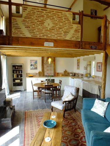 un salon avec un canapé et une table dans l'établissement Fresignac, à Saint-Eutrope