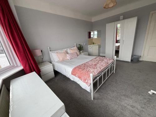 Letto o letti in una camera di Winton house home stay