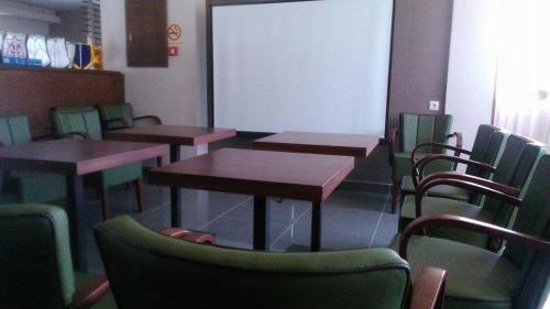 une salle de classe avec des tables, des chaises et un tableau noir dans l'établissement Tokalis Boutique Hotel & Spa, à Nea Anchialos