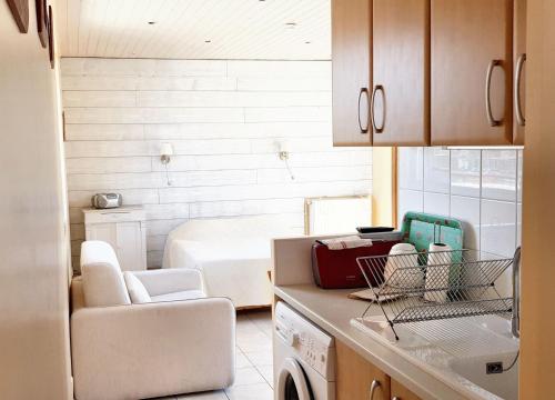 Il comprend une cuisine et un salon avec un lit. dans l'établissement Studio charmant avec vue sur mer à Marseille, 25 m², à Marseille