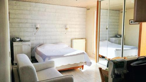 - une salle d'hôpital avec un lit et un miroir dans l'établissement Studio charmant avec vue sur mer à Marseille, 25 m², à Marseille