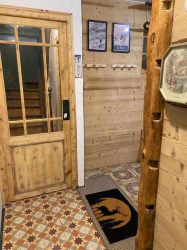 Cette chambre dispose d'une porte en bois et de parquet. dans l'établissement Maison Boule de Neige, meublé de tourisme 3 étoiles, à Formiguères