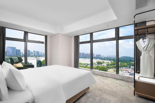 Postel nebo postele na pokoji v ubytování Hampton by Hilton Guangzhou Huangpu Sports Center
