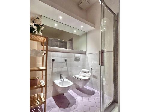une salle de bain avec toilettes, lavabo et douche dans l'établissement Private Oasis Home with outdoor Piazza Libertà, à Florence