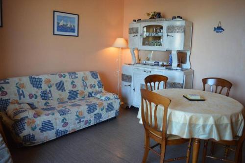 un salon avec une table et un canapé et une cuisine dans l'établissement Appart 3 pièces 6 couchages BANYULS SUR MER BN020-036, à Banyuls-sur-Mer