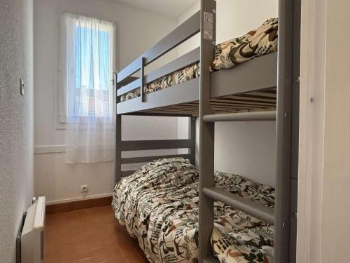 une chambre avec deux lits superposés dans une pièce dans l'établissement Appartement 2 pièces cabine 4 couchages ARGELES SUR MER AR020-207, à Argelès-sur-Mer