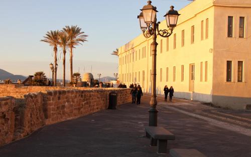 a street light on a sidewalk next to a wall at Residence Buganvillea in Alghero
