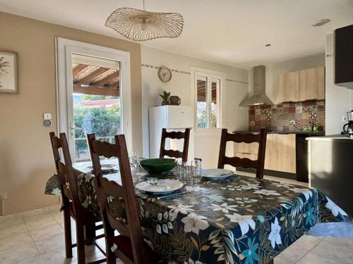 une cuisine avec une table recouverte d'une nappe dans l'établissement Maison 3 pièces avec jardin et terrasse - Jusqu'à 4 personnes - ARGELES SUR MER AR000-014, à Argelès-sur-Mer