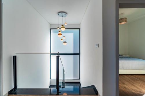 a room with a bed and a glass floor at Casa Luciano in Estreito da Calheta